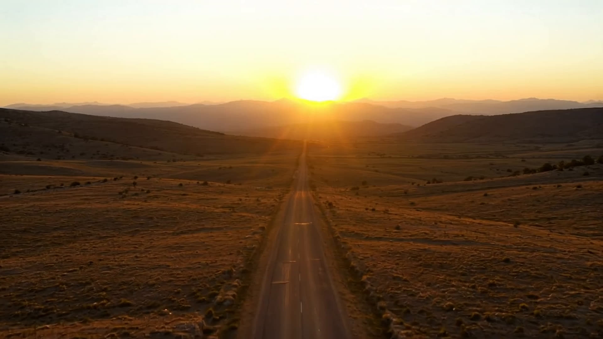 Weite Landschaft symbolisiert Aufbruch und Neustart im Ausland